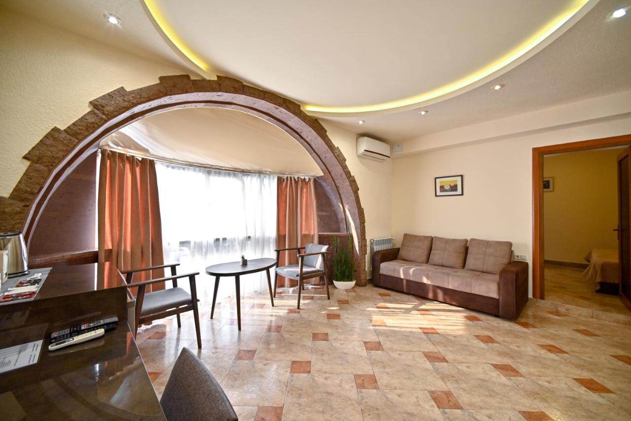 Skyline Hotel Yerevan Exterior foto